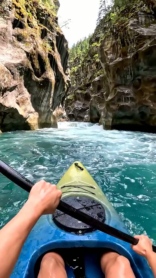Wildwasser-Kajak durch die Schlucht